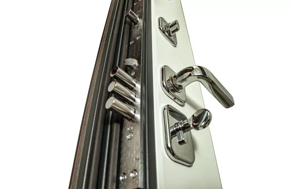 Porte blindée haute sécurité avec serrure multipoints Gros plan sur une porte blindée blanche avec serrure multipoints haute sécurité et poignée en chrome brillant.